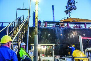 csm_WP_Mitarbeiter_auf_Schiff_2_8663c42d80