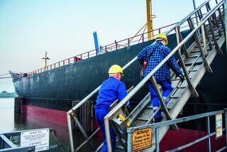 csm_WP_Mitarbeiter_auf_Schiff_fde1ccd503